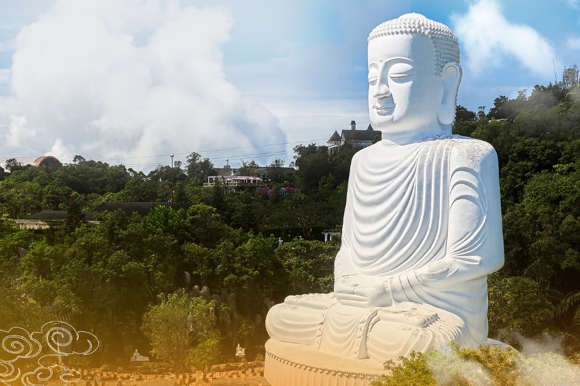 Chùa linh ứng bà nà hills trong mây