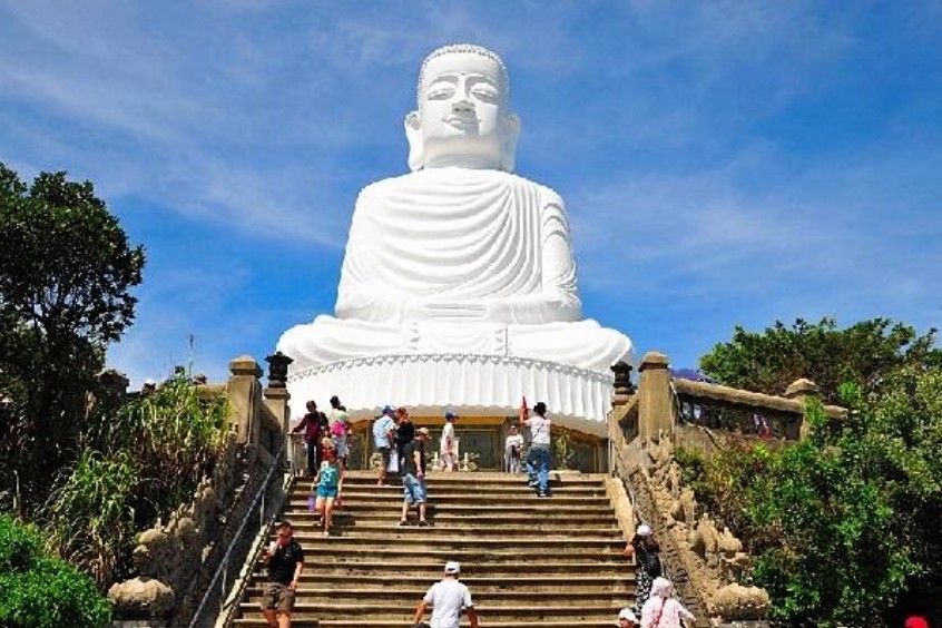 Tọa lạc uy nghiêm của Chùa Linh Ứng 