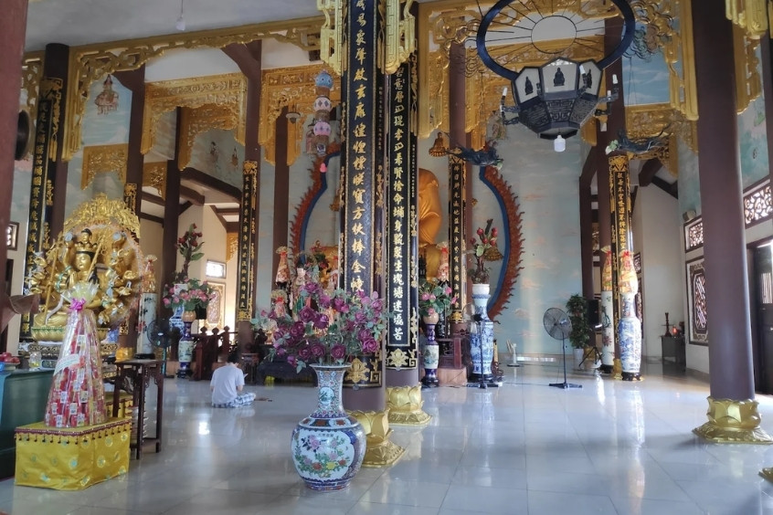 các cột gỗ lớn trong chính điện