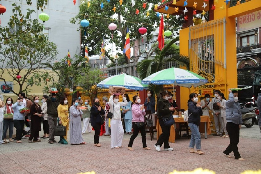 du khách đến chùa