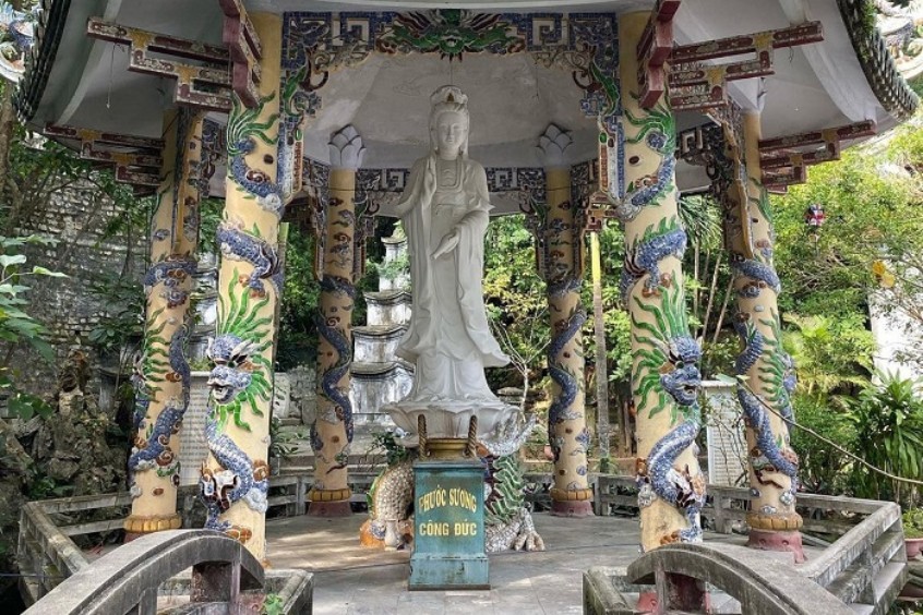 cảnh quan hai bên chùa