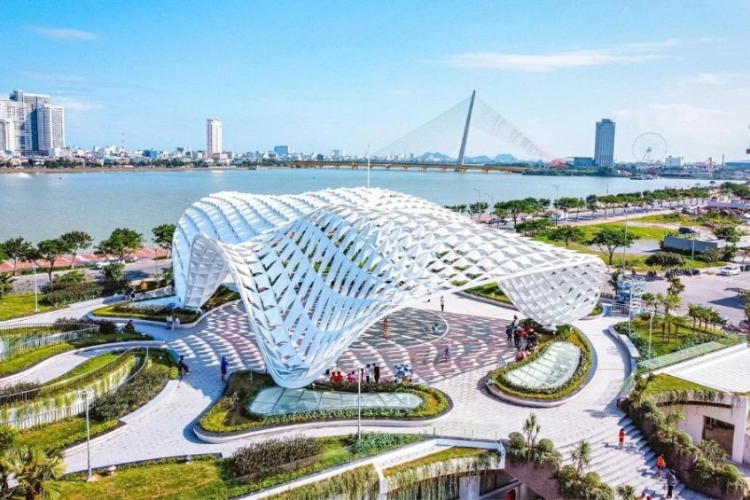 Góc nhìn cận cảnh kiến trúc 'Cánh diều bay cao' đầy sáng tạo, một tuyệt tác thép uốn lượn giữa không gian xanh.