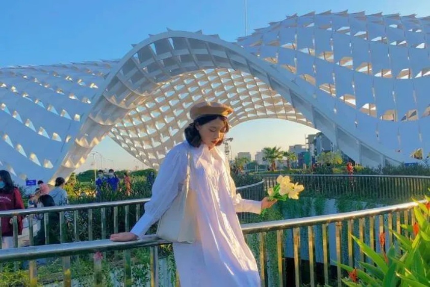 Ánh nắng ban mai trong trẻo xuyên qua mái vòm, tạo nên background 'sống ảo' triệu like cho du khách.