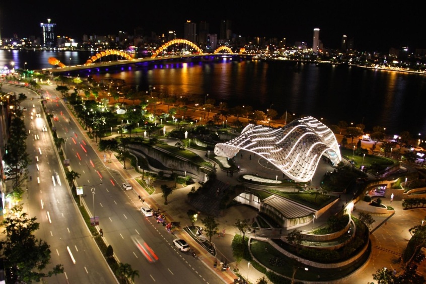 Vị trí 'vàng' của công viên, nơi bạn dễ dàng kết nối và ngắm nhìn Cầu Rồng phun lửa huyền thoại.