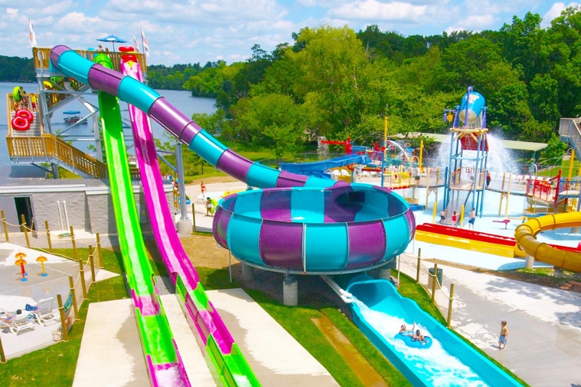 Hệ thống đường trượt đầy thử thách và hồ tạo sóng hiện đại tại công viên nước suối khoáng nóng núi Thần Tài