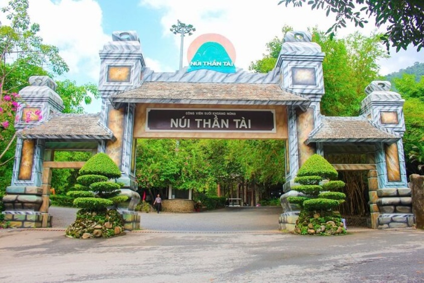 Cổng vào khu du lịch Núi Thần Tài được thiết kế đậm chất văn hóa Việt