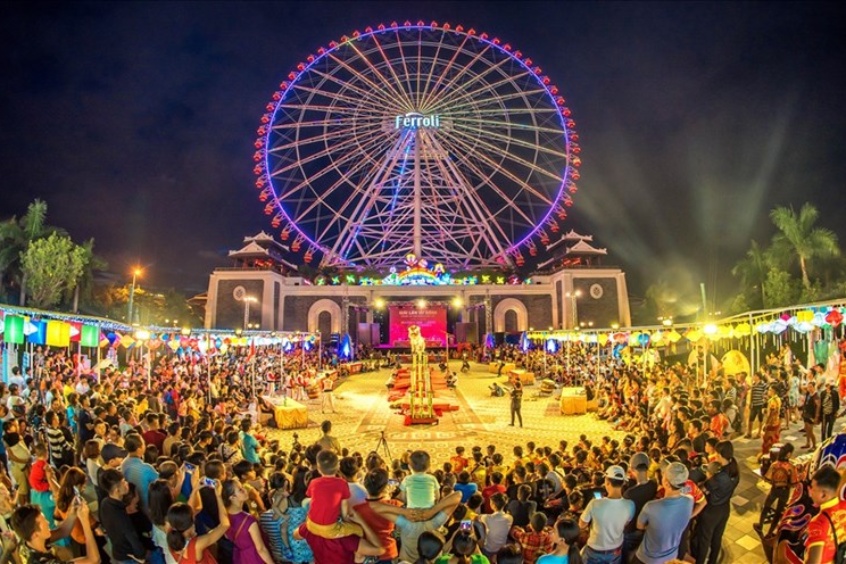 Từ vị trí cung văn hóa bạn có thể dễ dàng nhìn ngắm&nbsp;vòng quay mặt trời Sun Wheel khổng lồ ngay sát vách