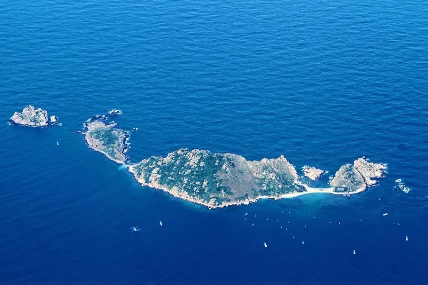 góc nhìn từ trên cao xuống đảo yến