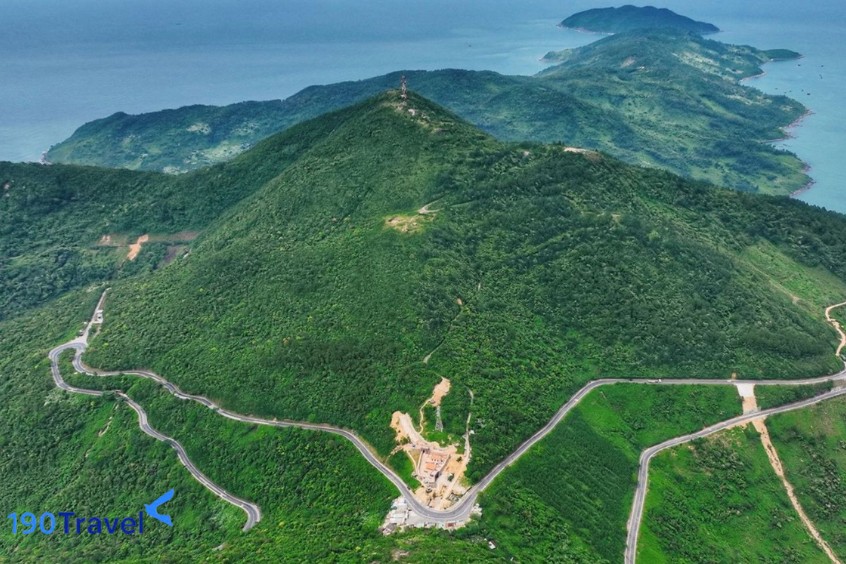 Đèo có tổng chiều dài khoảng 21km