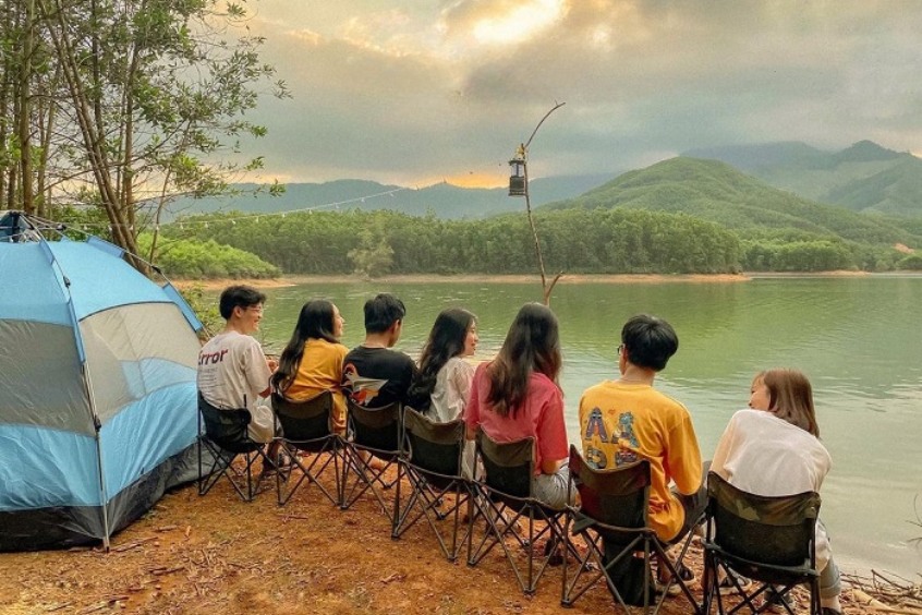 Hồ Hòa Trung – điểm cắm trại lý tưởng với những thảm cỏ xanh trải dài