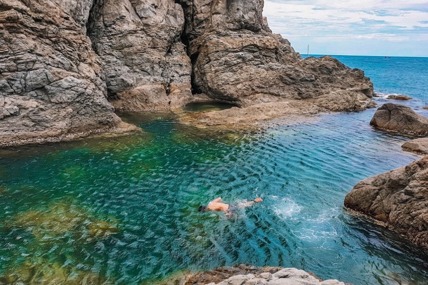 Ánh mặt trời ló rạng từ đường chân trời nhìn từ vách đá Mũi Nghê hùng vĩ