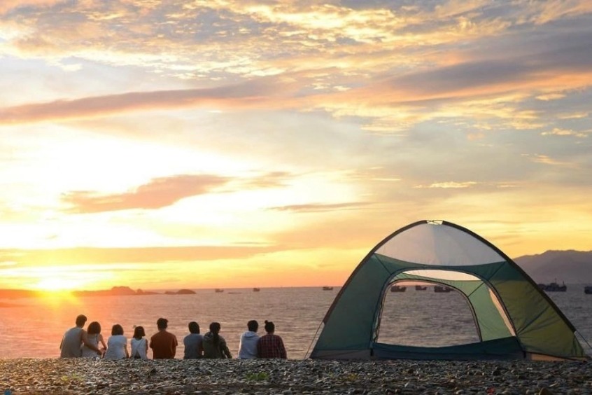 Tận hưởng phút giây cắm trại bình yên bên bờ biển Đà Nẵng dưới ánh hoàng hôn rực rỡ