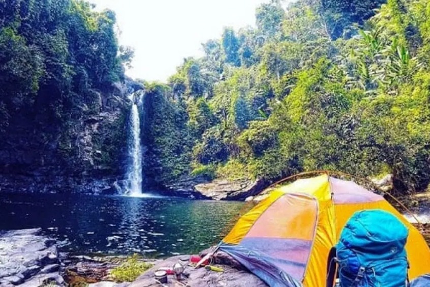 Tận hưởng cảm giác cắm trại bên thác nước hoang sơ giữa đại ngàn Giếng Trời