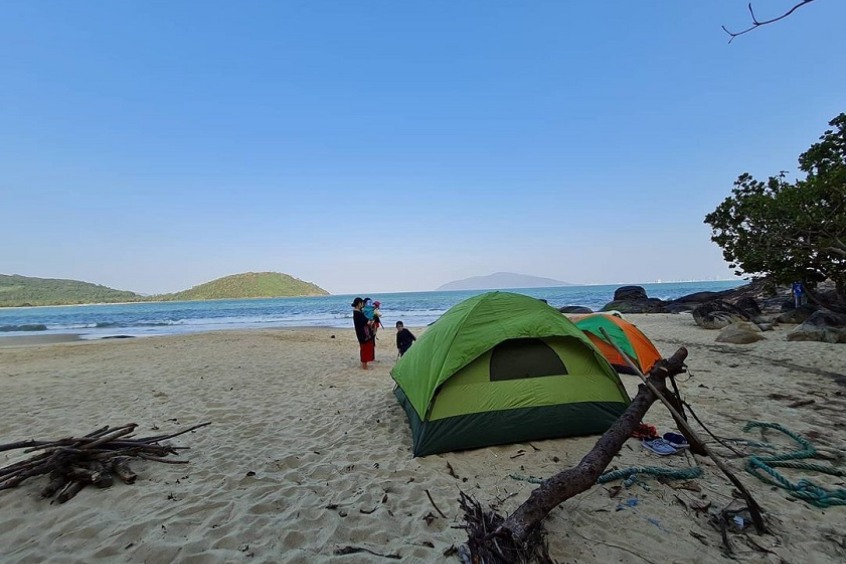 Trải nghiệm cắm trại Làng Vân yên bình bên làn nước xanh ngắt dưới chân đèo