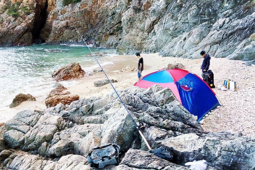 Vẻ đẹp hoang dại của các khối đá nhấp nhô bên làn nước Ghềnh Bàng xanh ngắt