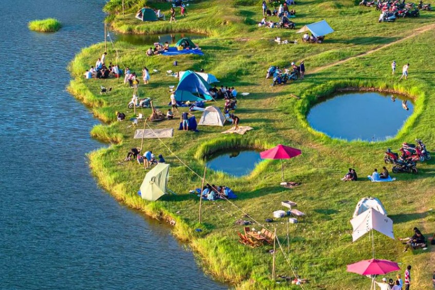 Những căn lều vải trắng dựng bên bờ sông Cu Đê trong buổi chiều tà yên ả