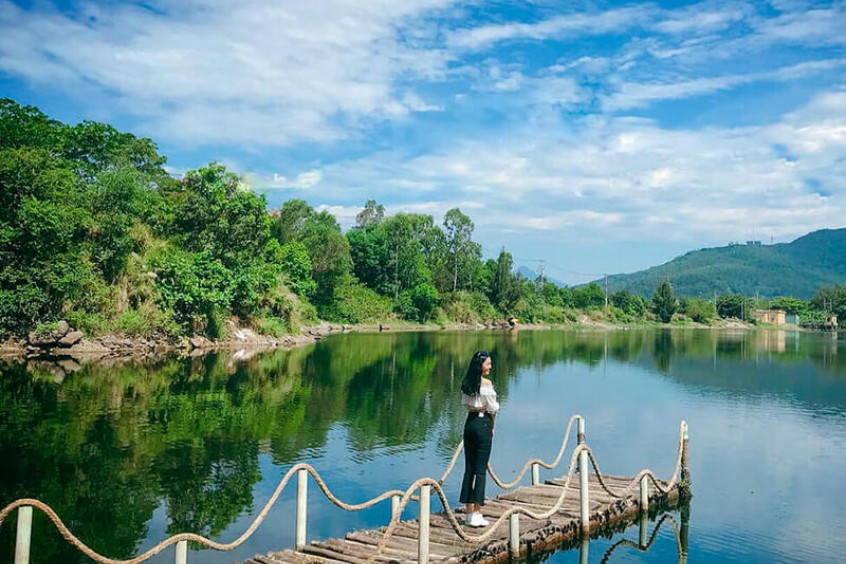  hồ xanh với background xanh mướt