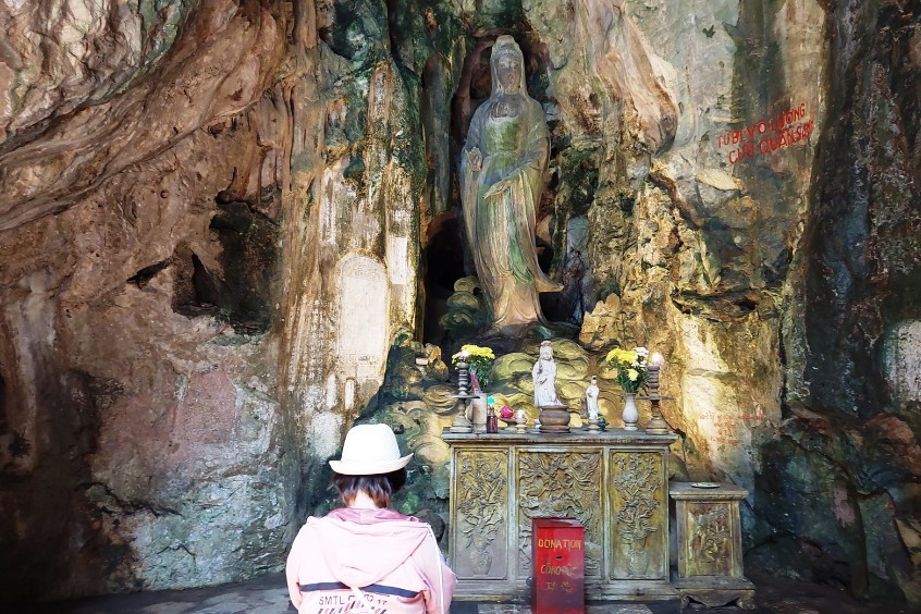 bài thơ cổ trên vách đá