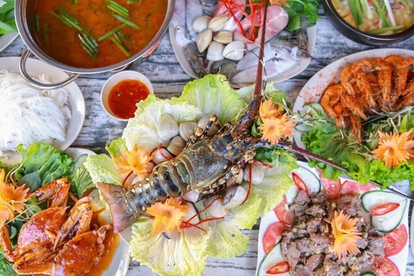 Thưởng thức hải sản giá rẻ và các món đặc sản vỉa hè (Nguồn: Internet)