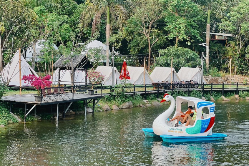 Không gian xanh mướt mắt tại Lái Thiêu Glamping mang lại cảm giác bình yên