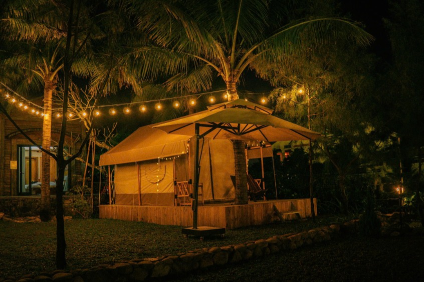 Sự giao thoa tinh tế giữa kiến trúc gỗ và lều trại truyền thống