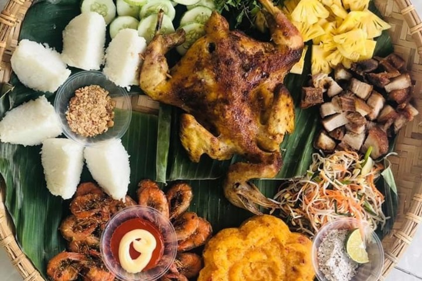 Gà nướng mọi với lớp da vàng giòn, thơm nức mùi khói