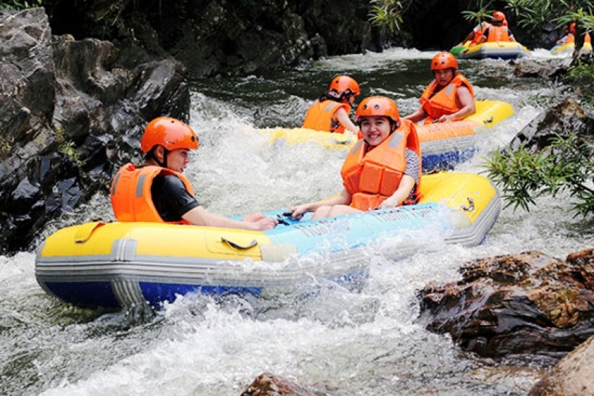 Cảm giác sảng khoái khi chinh phục trượt thác Hòa Phú Thành Đà Nẵng