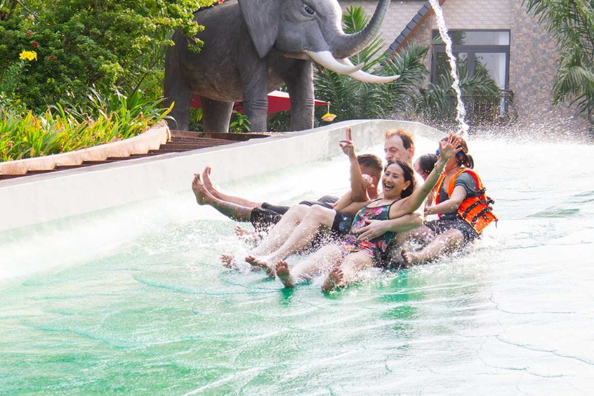 Khu vực hồ bơi và máng trượt nước luôn tràn ngập tiếng cười của du khách