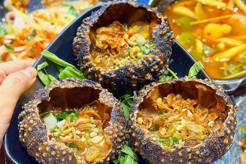 thưởng thức món ăn trên đảo