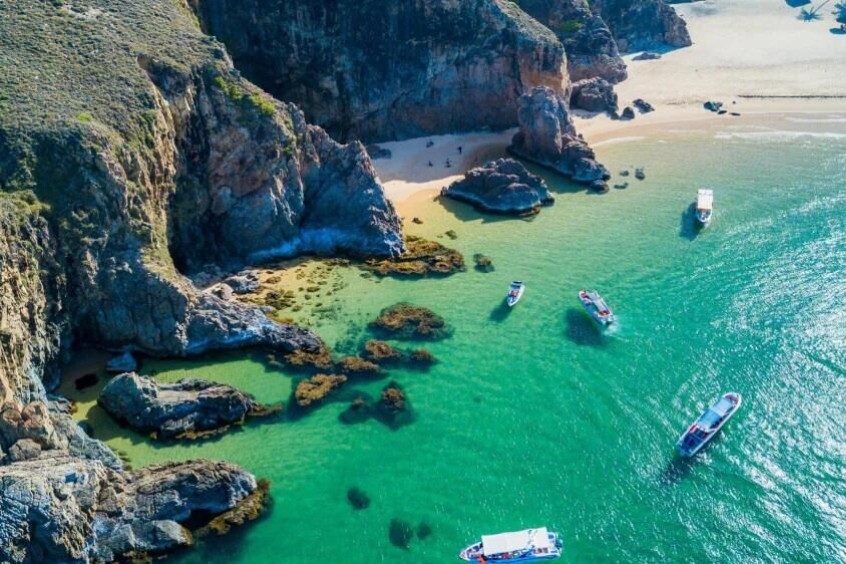 bãi biển nhỏ quanh ghềnh đá