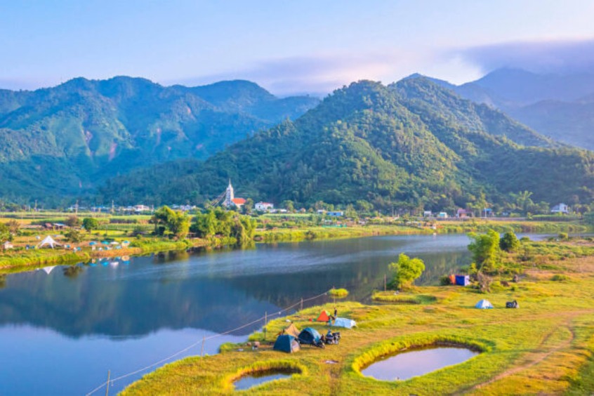 Mùa hè là thời điểm vàng để tận hưởng làn nước mát lạnh tại Hòa Bắc