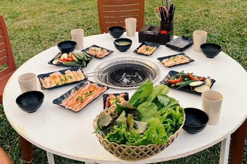Tận hưởng không gian trong lành và thưởng thức buổi BBQ ấm cúng