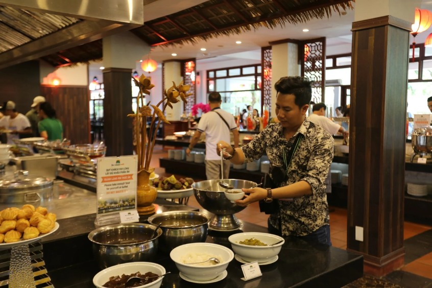 Không gian nhà hàng Rồng Đỏ sang trọng với đa dạng các món ăn buffet hấp dẫn