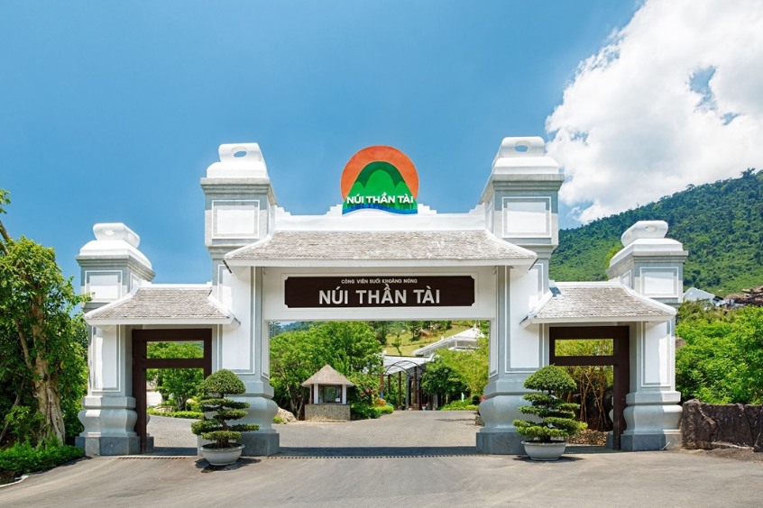 Toàn cảnh cổng vào và không gian xanh mát tại Công viên Suối Khoáng Nóng Núi Thần Tài Đà Nẵng&nbsp;