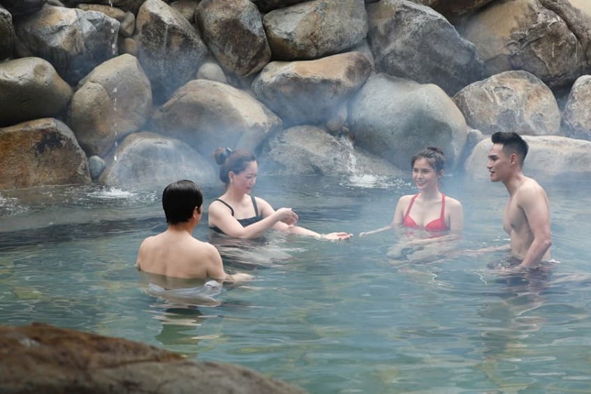 Khu vực tắm Onsen với bồn tắm đá lộ thiên tại núi Thần Tài