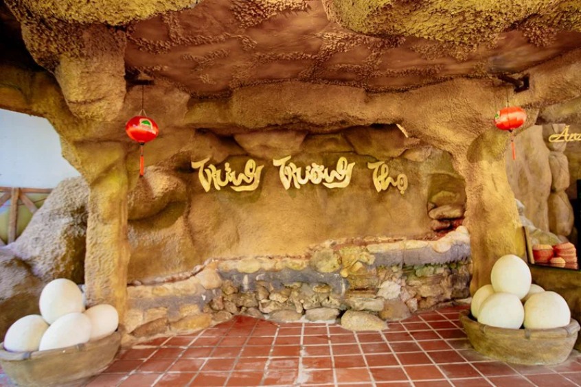 Khu vực giếng trời luộc trứng với làn hơi nước khoáng nóng bốc lên nghi ngút tại Núi Thần Tài