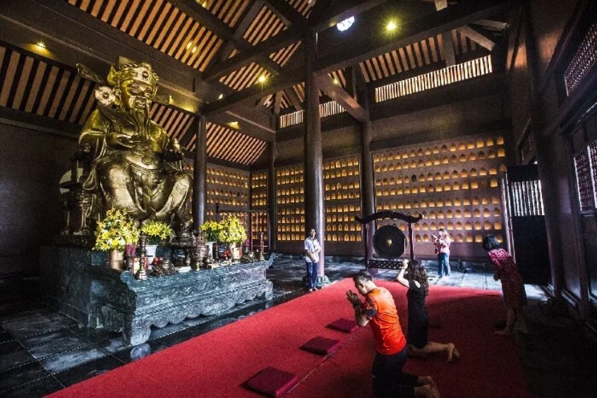 Kiến trúc uy nghiêm của Đền Thần Tài tọa lạc giữa không gian núi rừng hùng vĩ