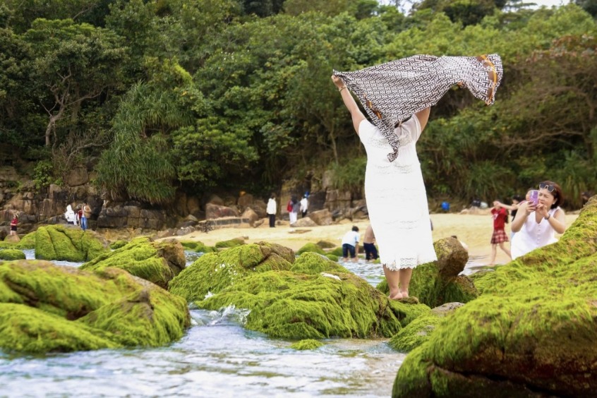 Những tảng đá phủ đầy rêu xanh mướt bên bờ biển Nam Ô tạo ra một khung cảnh huyền ảo