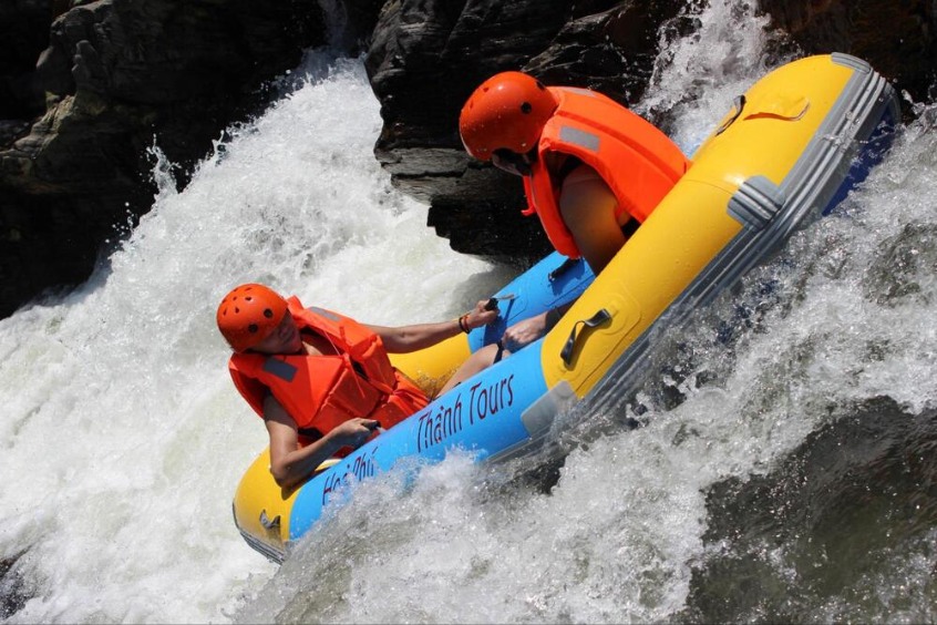 trải nghiệm hoạt động trượt thác mạo hiểm tại khu du lịch sinh thái ở Đà Nẵng