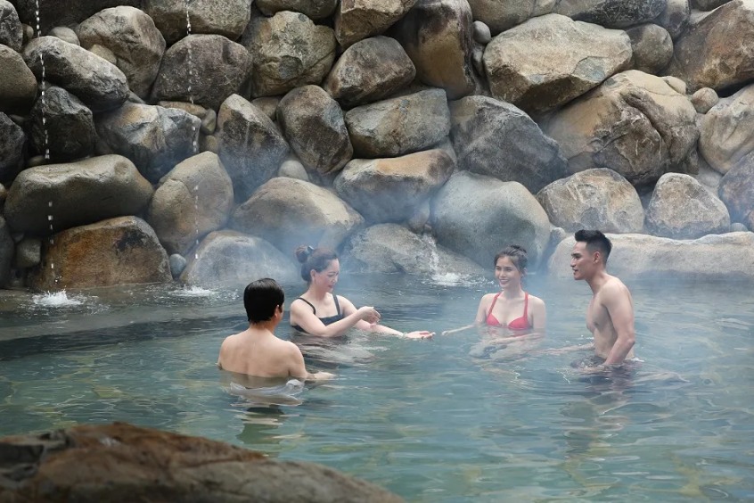 khu vực hồ tắm khoáng nóng lộ thiên với tầm nhìn hướng ra dãy núi hùng vĩ tại Núi Thần Tài