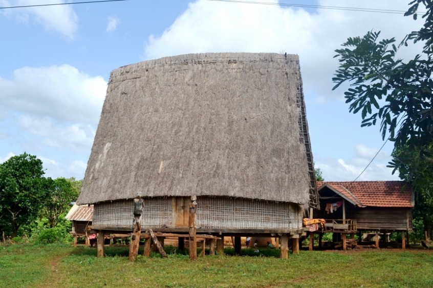 Kiến trúc nhà Rông truyền thống của người Cơ-tu giữa không gian xanh mướt