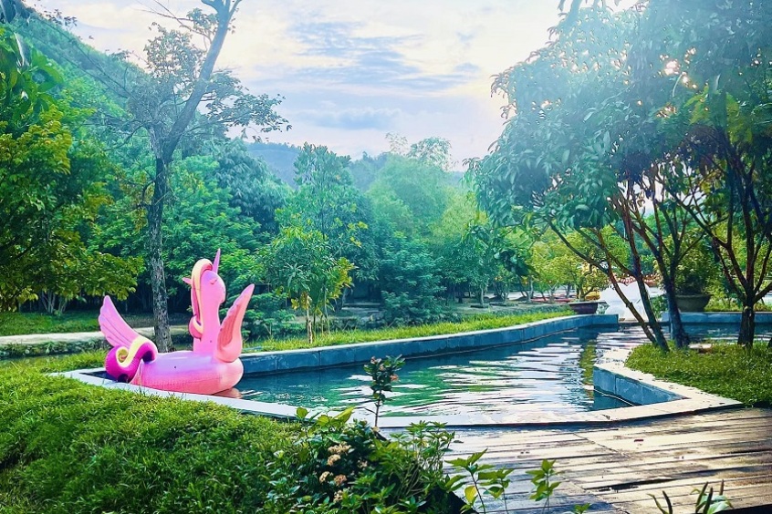 Tận hưởng hồ bơi mát lạnh tại khu du lịch sinh thái Lái Thiêu