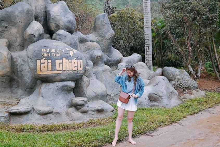 Checkin trước cổng khu du lịch sinh thái Lái Thiêu