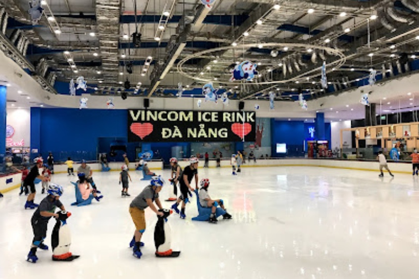 Thử thách kỹ năng trượt băng nghệ thuật cực "chất" tại sân băng tự nhiên Vincom Đà Nẵng