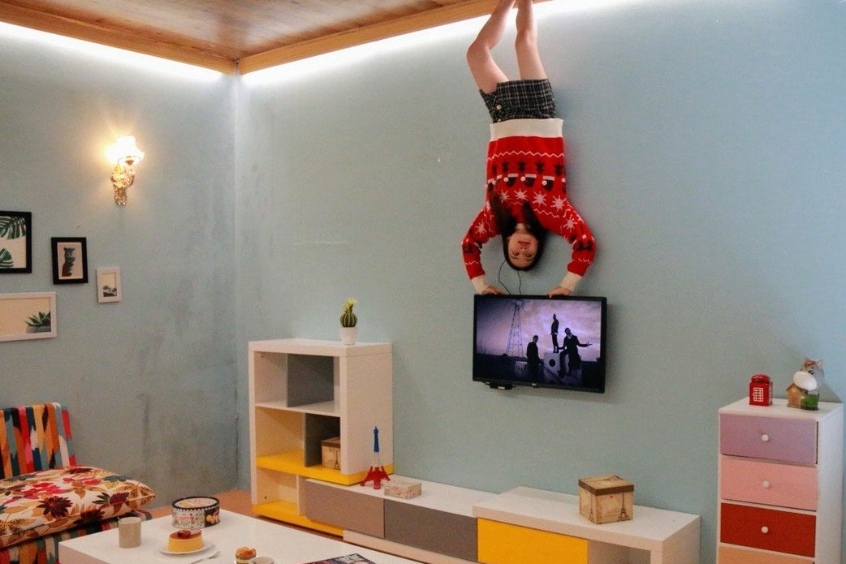 Trải nghiệm cảm giác đi bộ trên trần nhà đầy thú vị tại Upside Down World