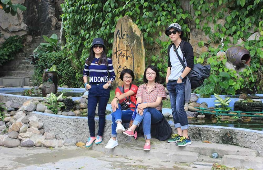 Du khách đi tham quan Ngũ Hành Sơn