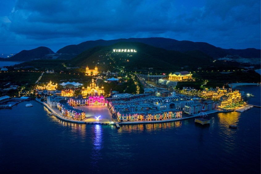 tọa lạc tại đảo Hòn Tre, Nha Trang 