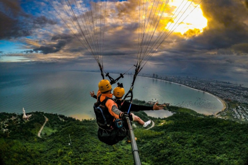 ngắm nhìn toàn cảnh hòn đảo từ trên dù lượn