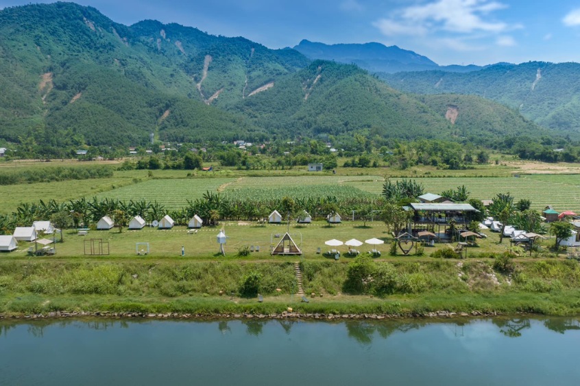 Toàn cảnh khu camping Làng Mê Đà Nẵng bên dòng sông Cu Đê