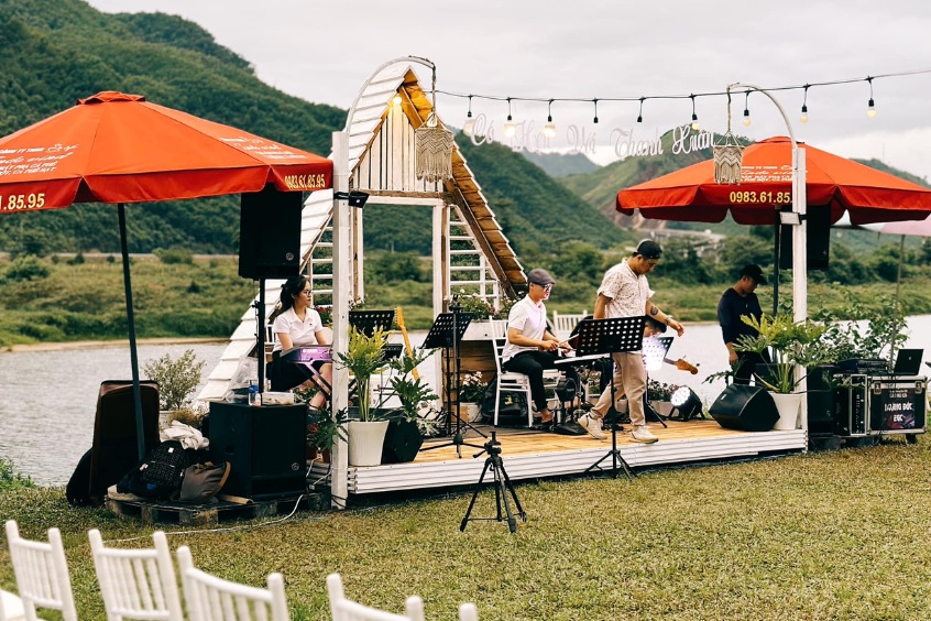 Đêm nhạc acoustic tại khu cắm trại Làng Mê Đà Nẵng